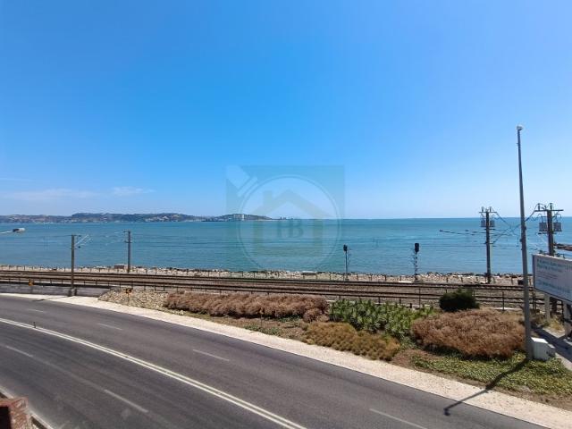 Apartamento T3 com Vista Frontal de Rio Cruz Quebrada