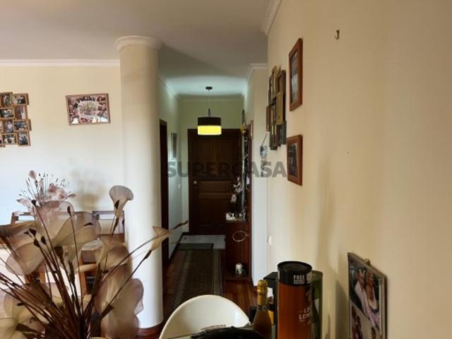Apartamento T3 com vista mar, amplas áreas exteriores e excelente potencial de valorização, localizado em Santa Cruz