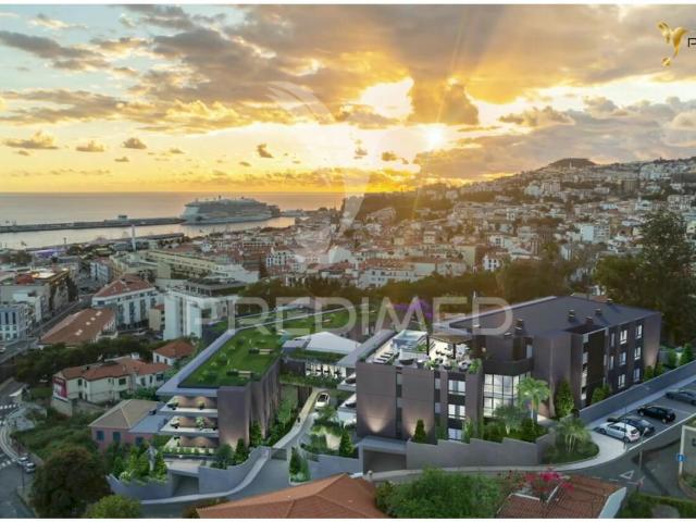 Apartamento T3 com vista mar e baia do Funchal