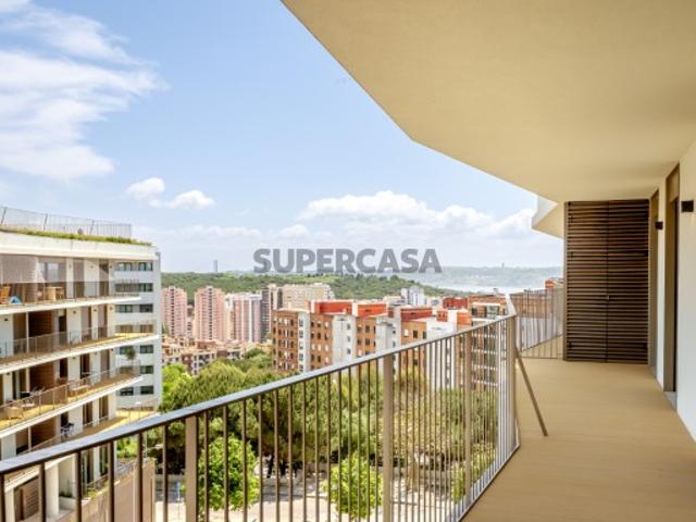 Apartamento T3 com vista rio e estacionamento em Miraflores
