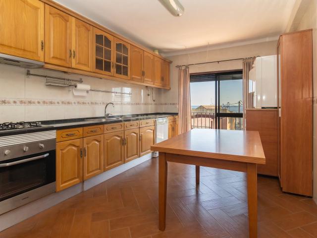 Apartamento T3 com Vista Rio, Suíte e Sótão remodelado, Bairro Santos Nicolau