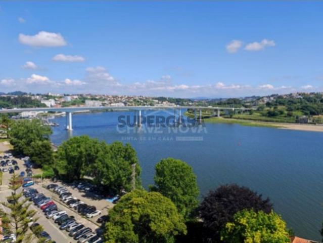 Apartamento T3 com vistas sobre o Rio Douro