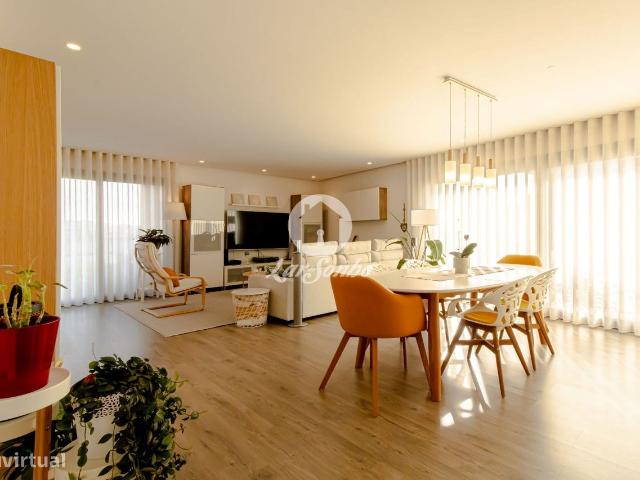 Apartamento T3 como NOVO, com elevador e LG junto ao Centro de Vila.