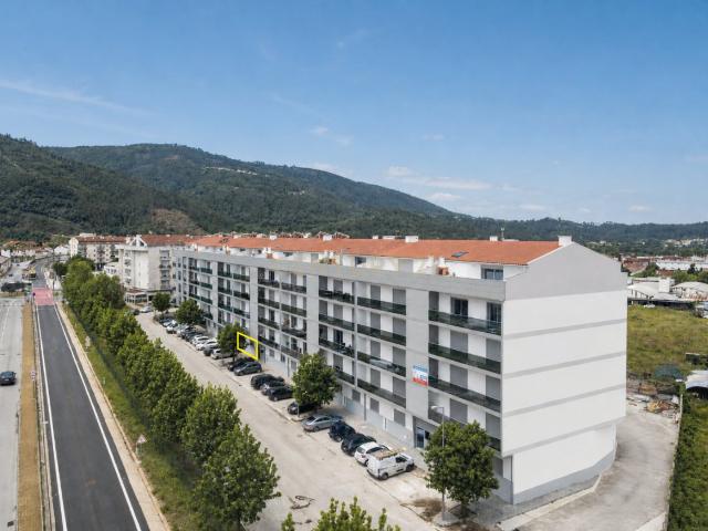 Apartamento T3 como novo de qualidade superior com vistas panorâmicas,terraço grande,garagem,localização privilegiada e tudo a pé no centro de Lousã