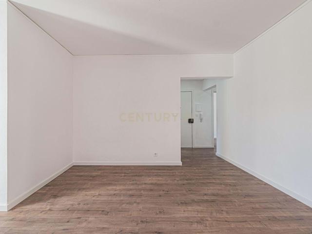 Apartamento T3 completamente remodelado em Santo António dos Cavaleiros