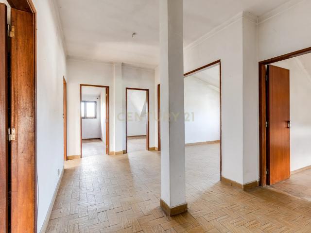 Apartamento T3 de 115 m2 para renovação em Pombal