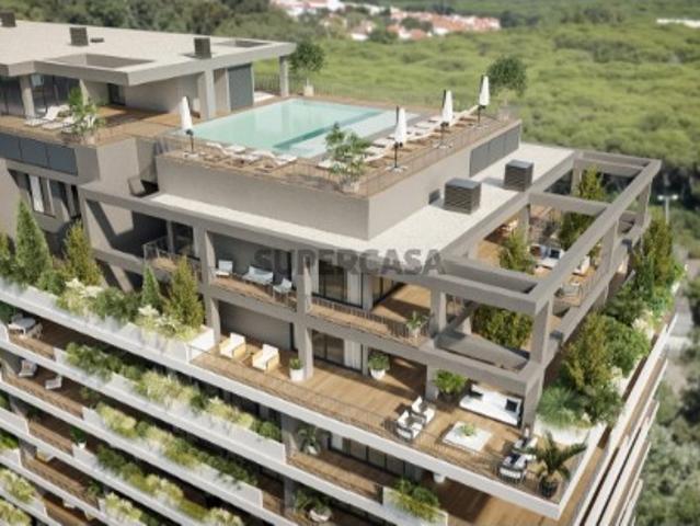 Apartamento T3, de 119 m2 e 48 m2 de varanda, com vista para Monsanto, em Miraflores