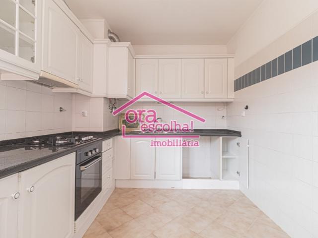 Apartamento T3 de 1998 com 95 m2 e Arrecadação individual em Campolide!