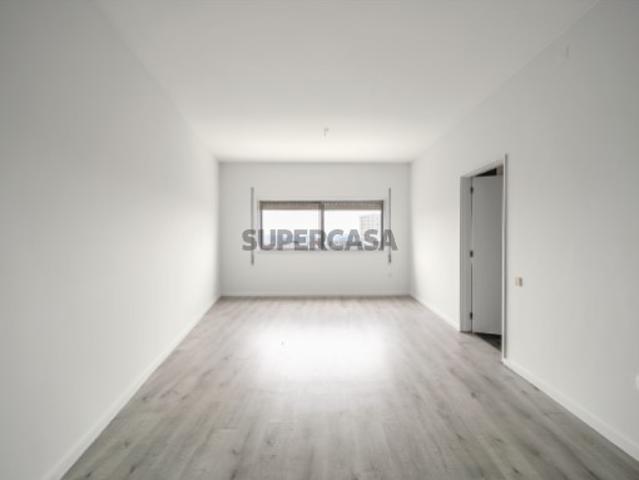 Apartamento T3 de 2 Frentes com Varanda Antas Junto à Praça Velasquez
