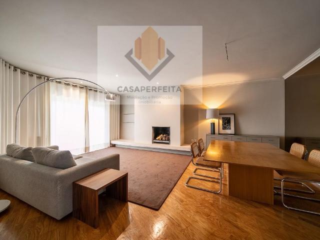 Apartamento T3 de 2 Frentes com Varandas, Arrumo e Lugar de. 126m² São Félix Da Marinha