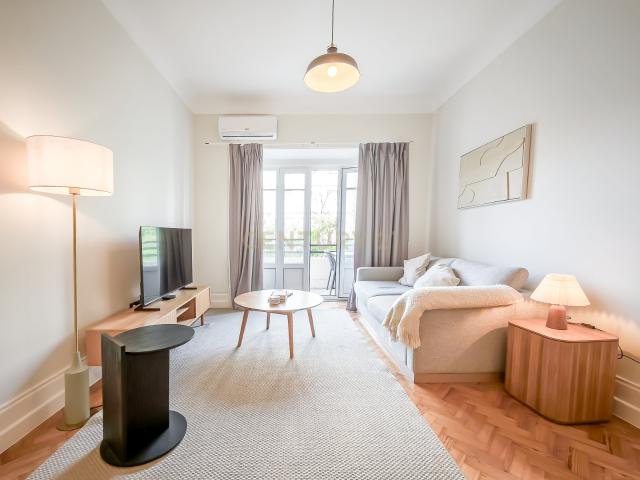 Apartamento T3 de Luxo, Mobilado e Totalmente Equipado para Arrendamento na Av. Elias Garcia