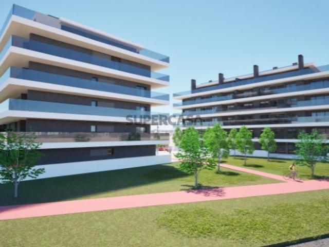 Apartamento T3 de luxo com varandas e parqueamento
