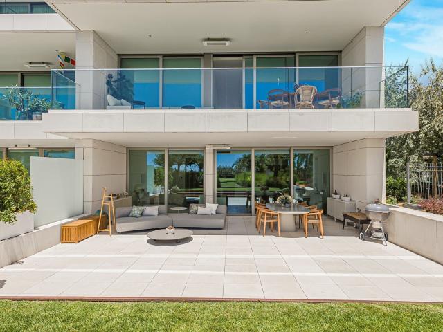 Apartamento T3 de Luxo para Venda em Bayview Cascais – Terraço, Jardim, Piscina com Vista Mar e Localização Central