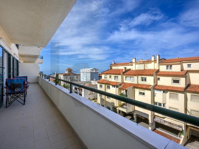 T3 com vista de mar na Rua Biarritz, Estoril, muito perto do casino e da praia