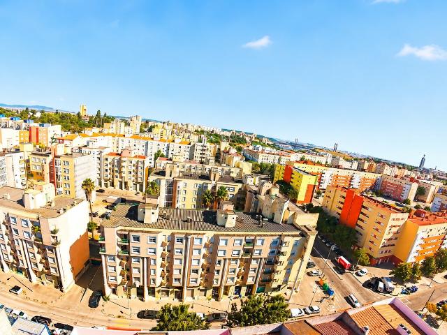 Apartamento T3 duplex com excelente distribuição de espaços, localizado no Monte da Caparica, numa zona com ótimos acessos e próximo de transportes, comércio, serviços e escolas
