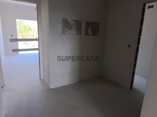 Apartamento T3 Duplex com Estacionamento e Arrecadação, na Quinta da Fábrica