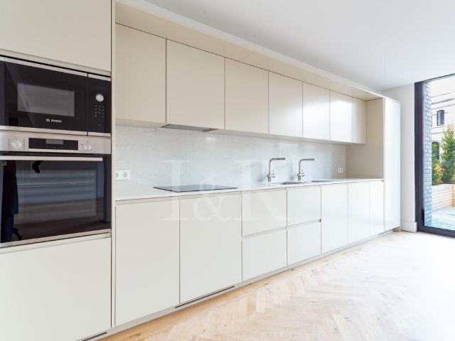 Apartamento T3 duplex, com estacionamento e zona exterior, l. 141m² Beato
