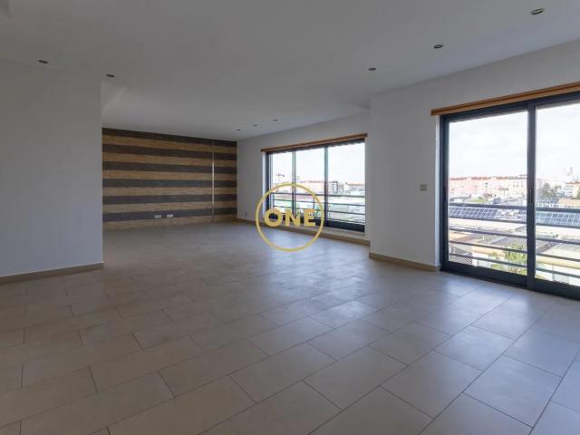 Apartamento T3 Duplex com garagem em Montijo