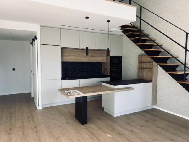 Apartamento T3 dúplex com terraços e Vista Mar na Praia da Barra