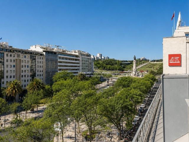 Apartamento T3 duplex com varanda e estacionamento, na Avenida da Liberdade