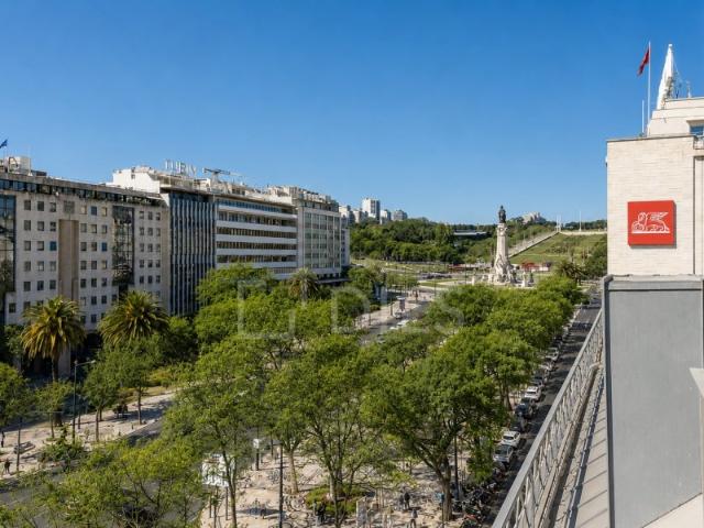 Apartamento T3 duplex com varanda e estacionamento, na Avenida da Liberdade