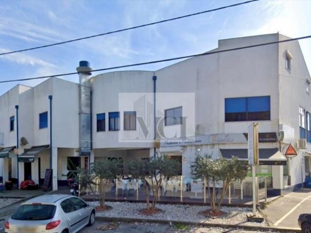 Apartamento T3 Duplex, com 225m², a necessitar algumas obras, localizado em Oliveirinha!