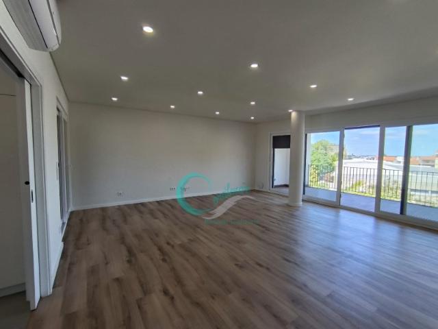 Apartamento T3 Duplex com 2 lugares parqueamento em Camarate, Loures