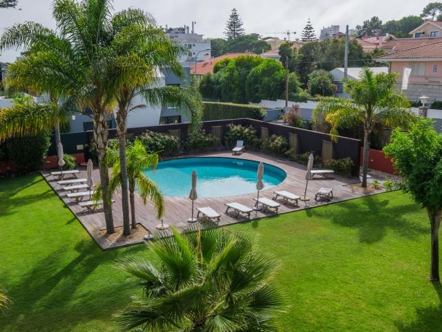 Apartamento T3 Duplex em condomínio de luxo com piscina no centro do Estoril