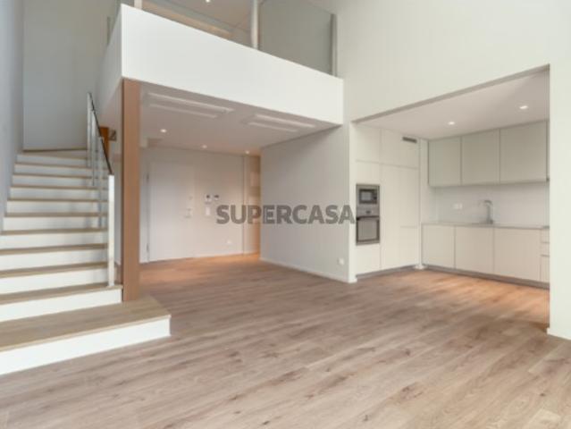 Apartamento T3 duplex, no Monview, em Miraflores, Lisboa