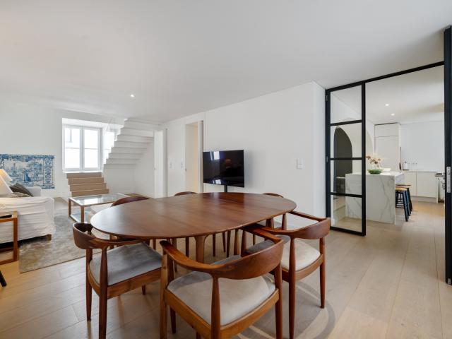 Apartamento T3 duplex para arrendar semi mobilado em Arroios