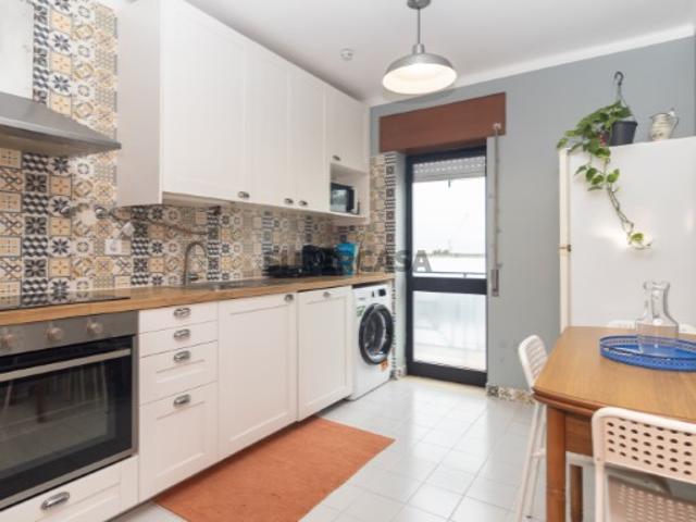 Apartamento T2 em Vila Maria Semi Renovado e Mobilado