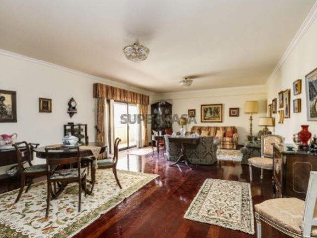 Apartamento T3 em Algés com Varandas e Garagem