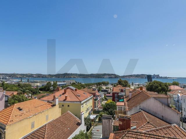 Apartamento T3 em Algés com Vista Rio e Muita Luz