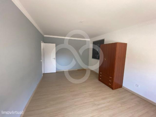 Apartamento T3 em Bom Estado de Conservao com Terrao e Garagem e.