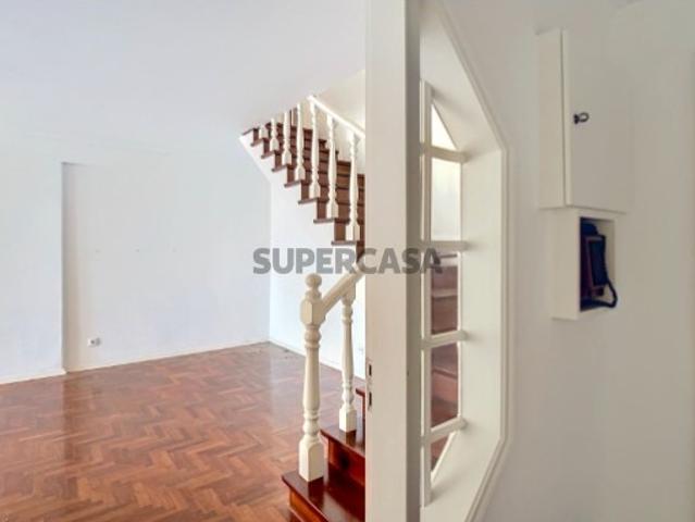 Apartamento T3 em Carcavelos e Parede