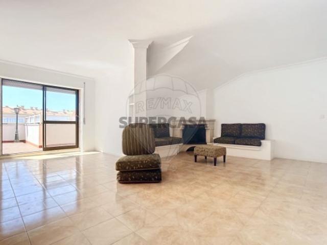 Apartamento T3 em Carcavelos e Parede