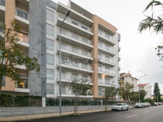 Apartamento T3 em Carcavelos e Parede