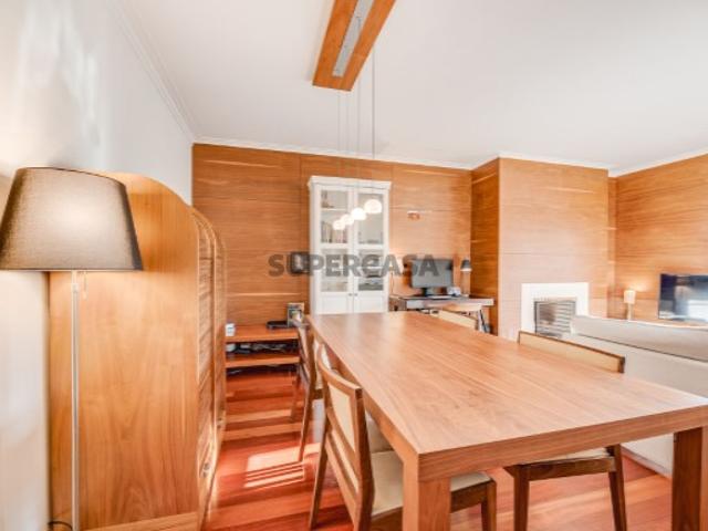 Apartamento T3 em Carcavelos e Parede