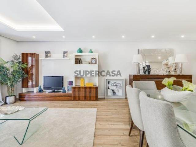 Apartamento T3 em Carcavelos