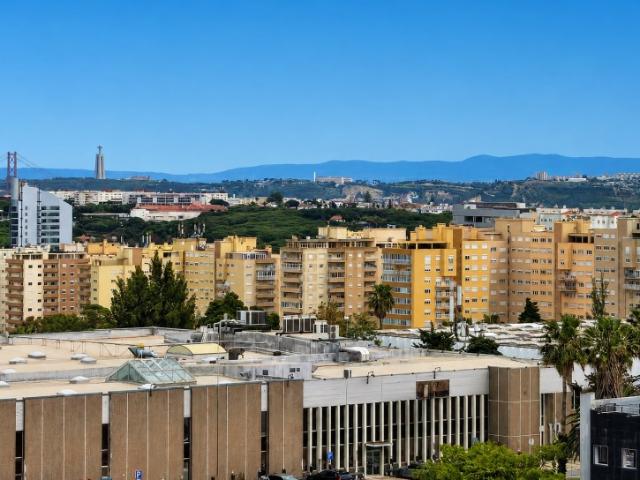 Apartamento T3 em Carnaxide | 10.º Andar | Vista Rio Tejo, Ponte 25 de Abril e Cristo Rei | Elevadores | Excelente Luminosidade | Cozinha totalmente equipada