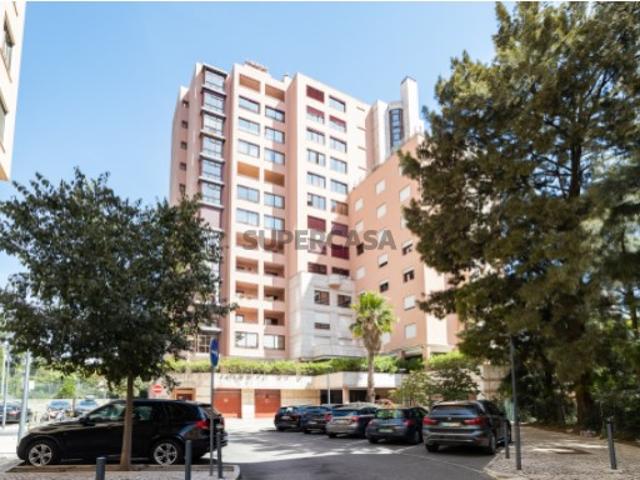 Apartamento T3 em condomínio com piscina, nas Laranjeiras