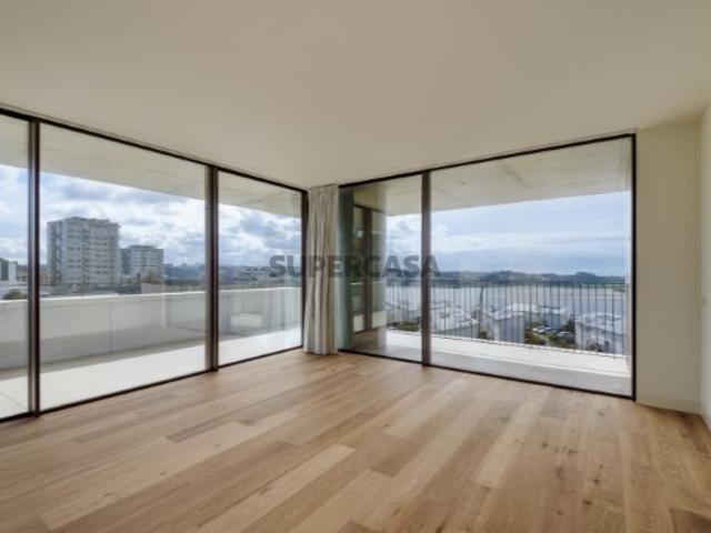 Apartamento T3 em condomínio fechado com vistas de mar, no Porto