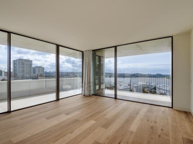 Apartamento T3 em condomínio fechado com vistas de mar, no Porto
