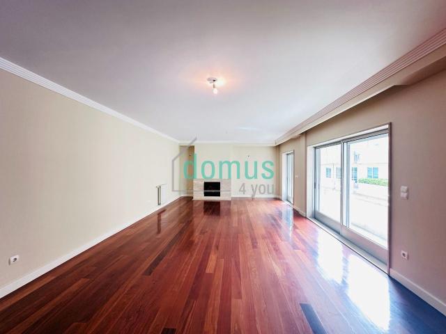 Apartamento T3 em Condomínio Fechado Rua de Tânger 1307, Porto