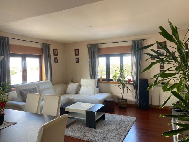 Apartamento T3 em condomínio privado, com parqueamento, arre. 120m² Charneca De Caparica