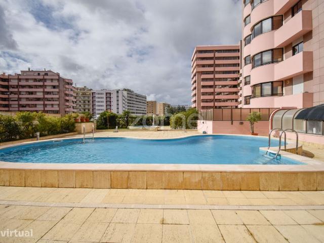Apartamento T3 em Condomnio de Prestgio com Piscina