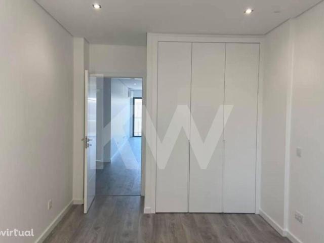 Apartamento T3 em construo, com 1 lugar de garagem e varandas. Acaba