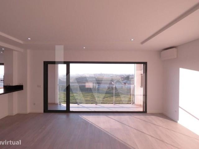 Apartamento T3 em construo, com 1 lugar de garagem e varandas. Acaba