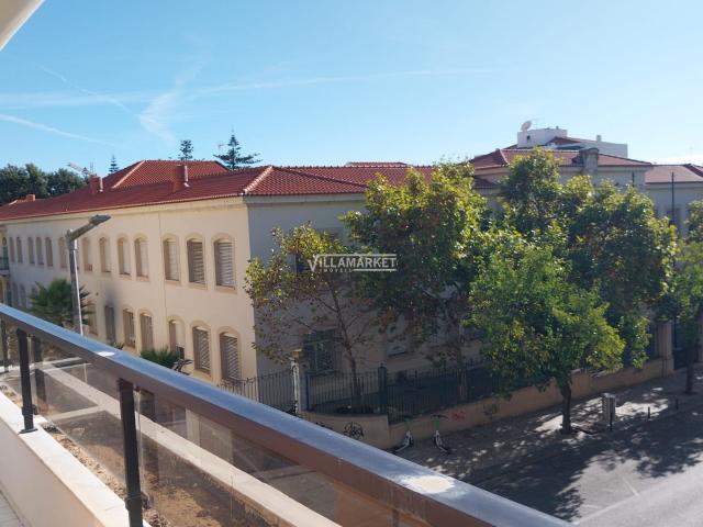 Apartamento T3 inserido no 2º andar de edifício com elevador situado no Centro de Faro, Faro, Baixa de Faro