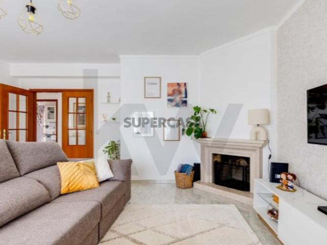 Apartamento T3 em Gândara dos Olivais | 4.º Andar com Garagem e Terraço
